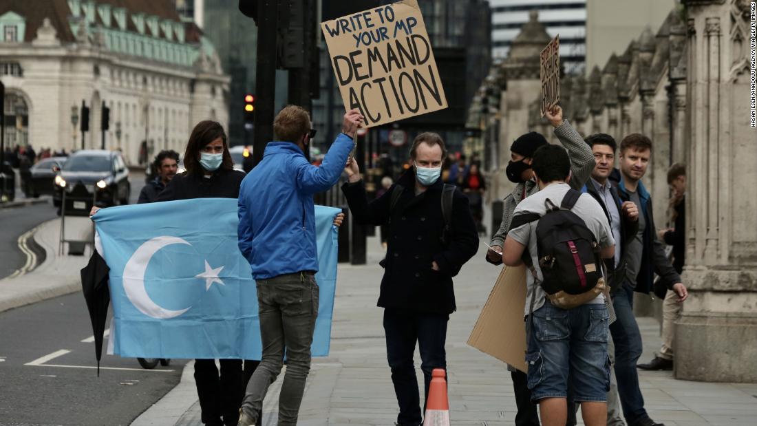 Ujgurové: Britští zákonodárci prohlašují, že čínské zacházení je genocida