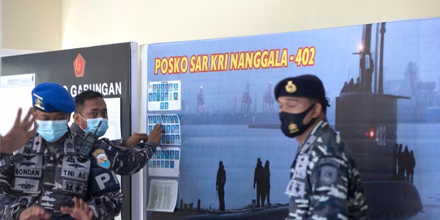 Úředník indonéské armády zveřejnil fotografie členů indonéského námořnictva na ponorce KRI Nanggala, která se ztratila při středečním výcviku na letišti Ngurah Rai na indonéském Bali v pátek 23. dubna 2021 (AP Photo / Firdia Lisnawati)
