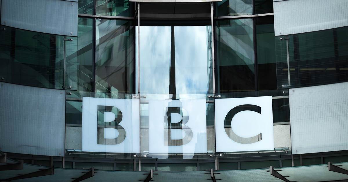 BBC zřídila linku stížností ohledně „nadměrného televizního pokrytí“ smrti prince Filipa