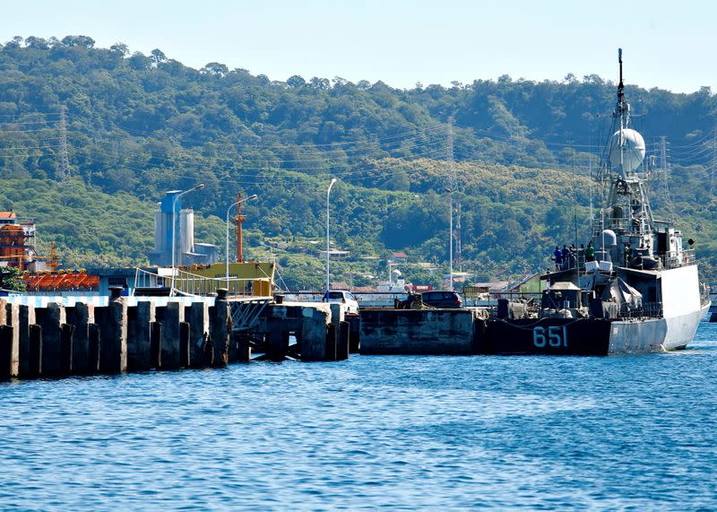 Čas se krátí kvůli ztrátě indonéské ponorky, když se k pátrání přidají Spojené státy