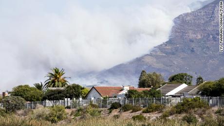 Ze Stolové hory v Kapském Městě stoupá hustý kouř.