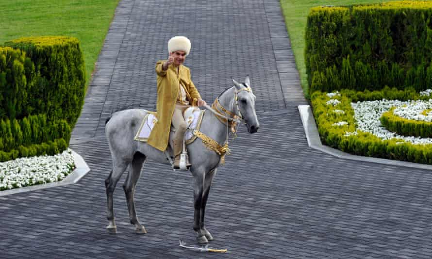 Prezident Turkmenistánu Gurbanguly Berdymukhamedov jezdí na hřebci Akhal-Tiki jako součást oslav dne koně v Ašchabadu.  V ten den se nyní oslavuje také plemeno psů Alabai.