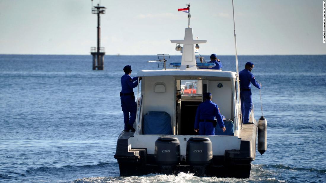 USA posílají „vzdušné prostředky“, aby pomohly hledat pohřešovanou indonéskou ponorku