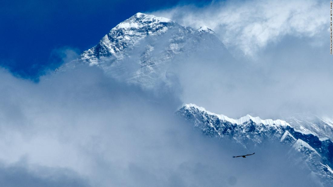 Mount Everest: Čína vytváří na Everestu „dělicí čáru“ kvůli obavám z COVID-19