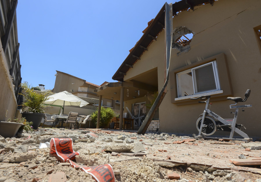 Dům v izraelském městě Sderot byl poškozen raketami vystřelenými milenty Hamasu v Gaze do Izraele.  15. května 2021 (AVI ROCCAH / FLASH90)