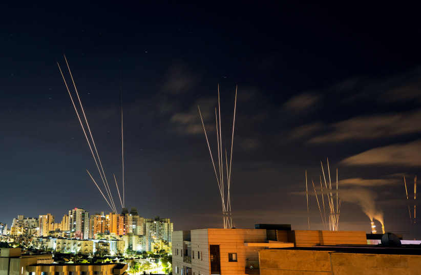 Nová raketová palba se zaměřuje na střední Izrael poté, co ohrožuje Hamas