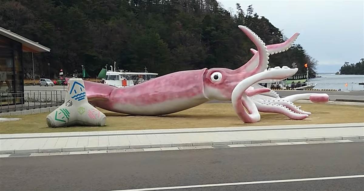 Město v Japonsku staví obří chobotnice z peněz Covid