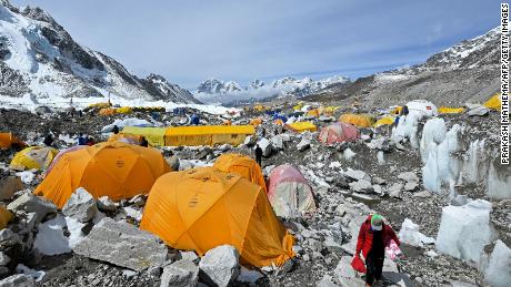 Covidské obavy se šířily na Mount Everest, protože horolezci riskují infekci, aby se dostali na vrchol světa