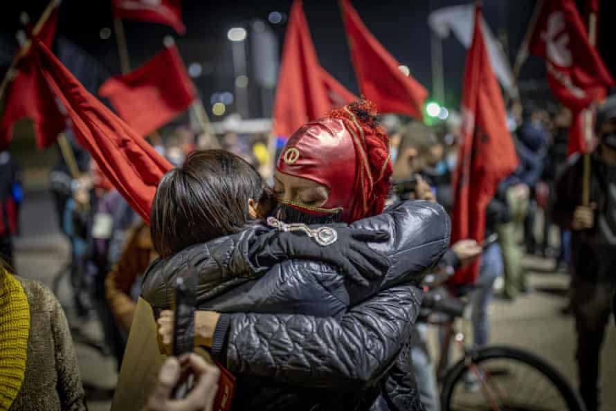 Členové komunistické strany v Santiagu slaví svá vítězství ve volbách do ústavního shromáždění.