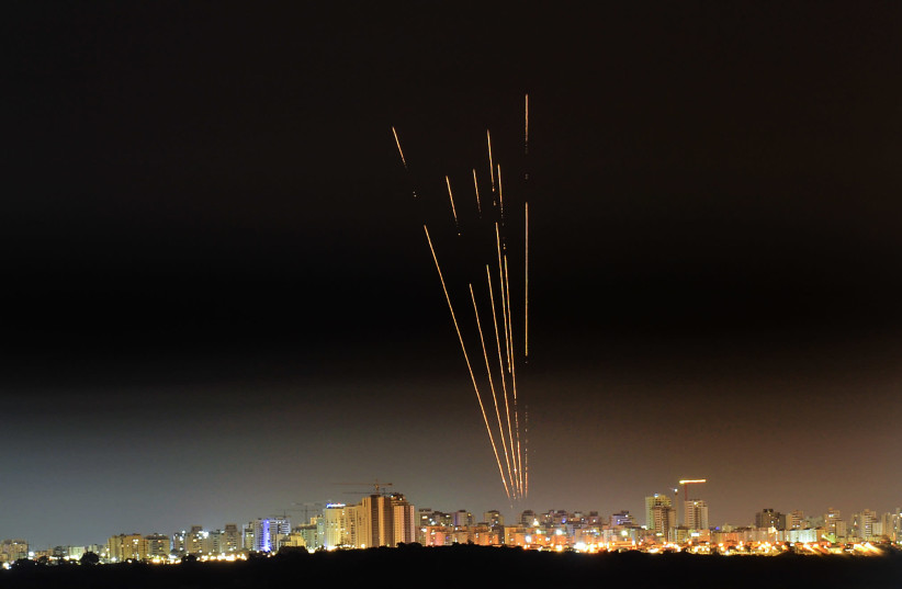 Palba raket se obnoví po noci klidu.  Izraelská armáda pokračuje v bombardování Hamásu