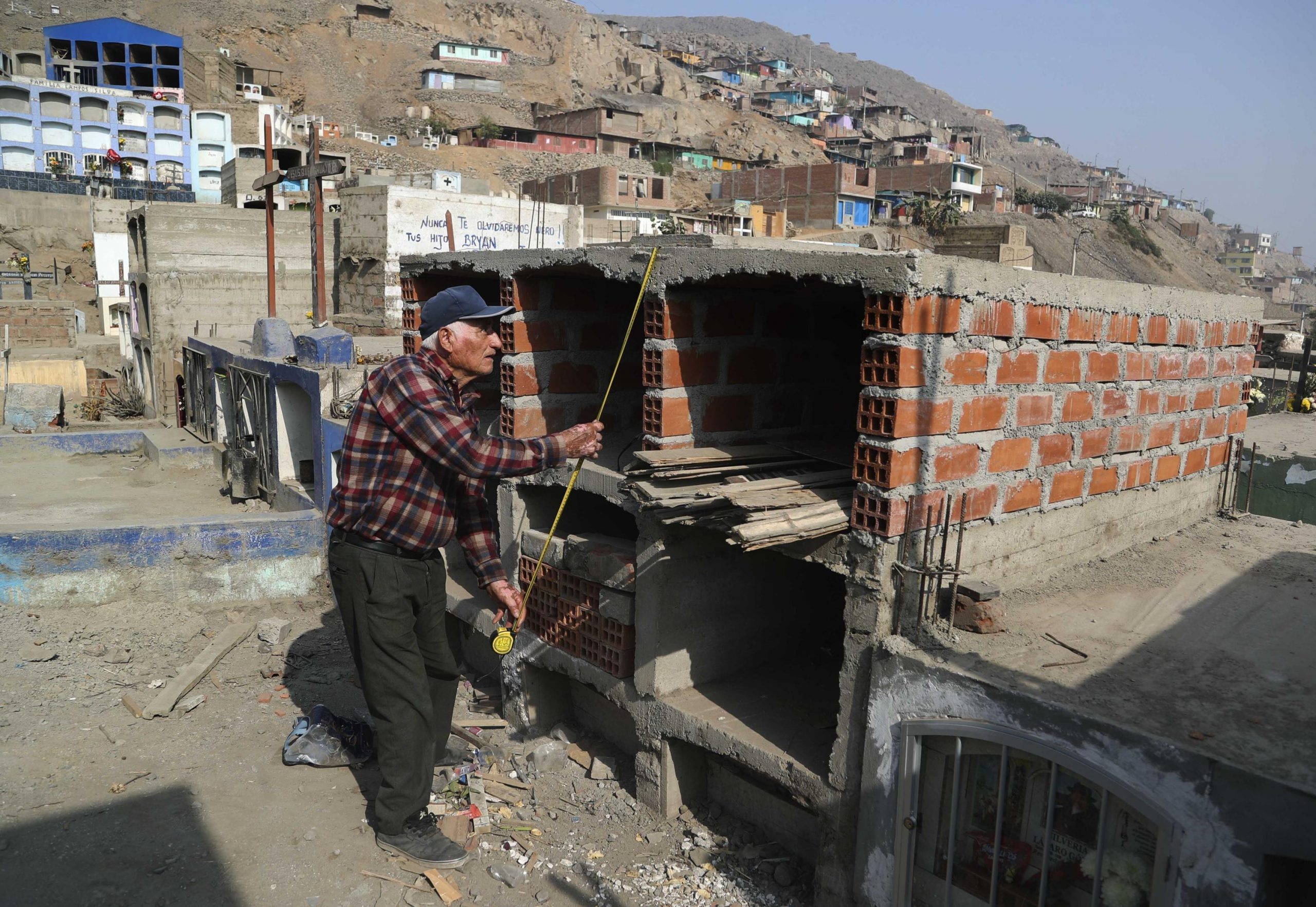 Pandemie podněcuje novou krizi v Peru: nedostatek hřbitova