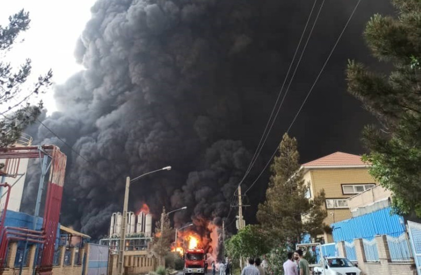 Požár a výbuch v petrochemické továrně v Íránu