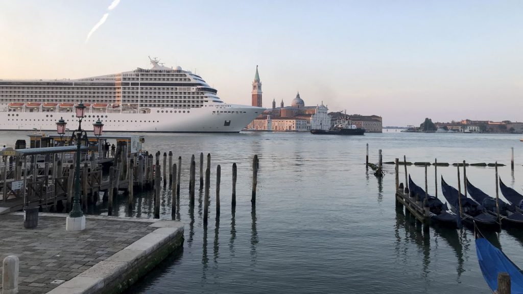 Benátky vidí svou první výletní loď od vypuknutí pandemie koronavirů جائحة