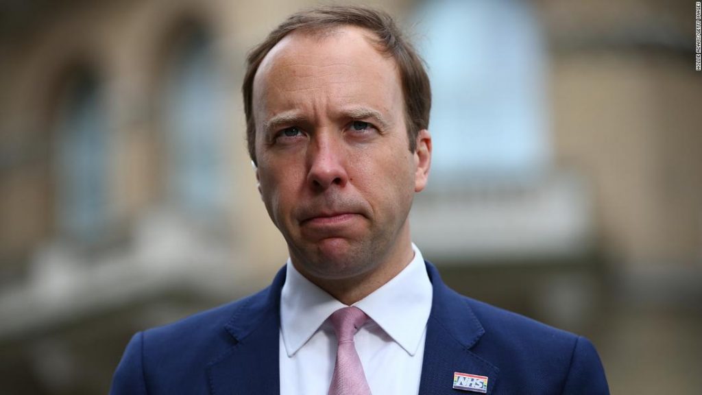 Matt Hancock, angažovaný britský ministr zdravotnictví, se omluvil poté, co byl zatčen s pobočníkem