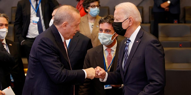 Americký prezident Joe Biden, vpravo, je vítán tureckým prezidentem Recepem Tayyipem Erdoganem, středem, během plenárního zasedání na summitu NATO v Bruselu, v pondělí 14. června 2021 (AP Photo / Olivier Matthys, Pool)