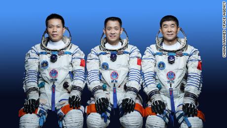 Čína vyšle 17. června do vesmíru tři astronauty na tříměsíční misi na své vesmírné stanici Tiangong.  Zleva doprava: Tang Hongbo, Nie Haisheng, Liu Beoming