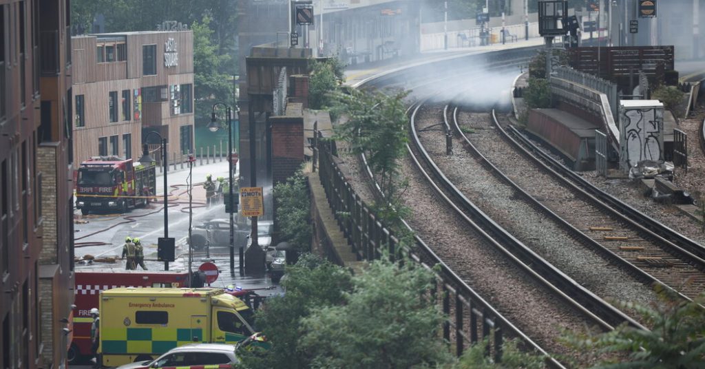 Požár poblíž londýnského vlakového nádraží uzavírá silnice a vyzývá k evakuaci