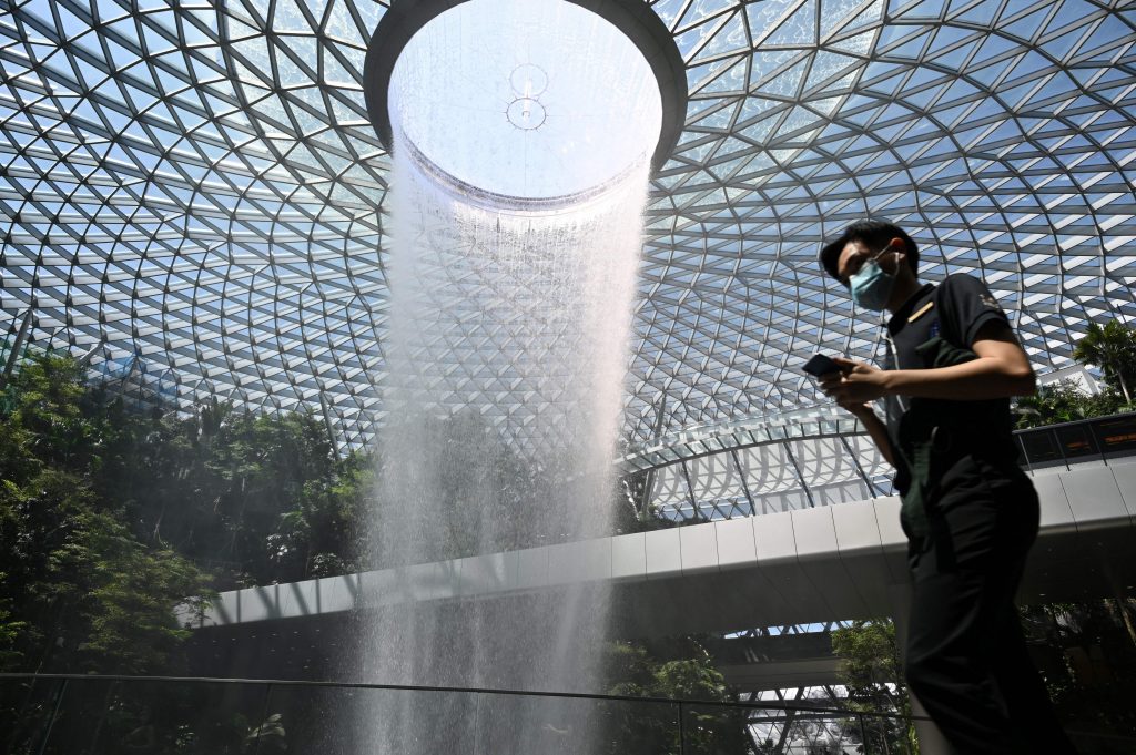 Singapur zpomaluje tempo znovuotevření případů, protože se domácí případy stabilizují