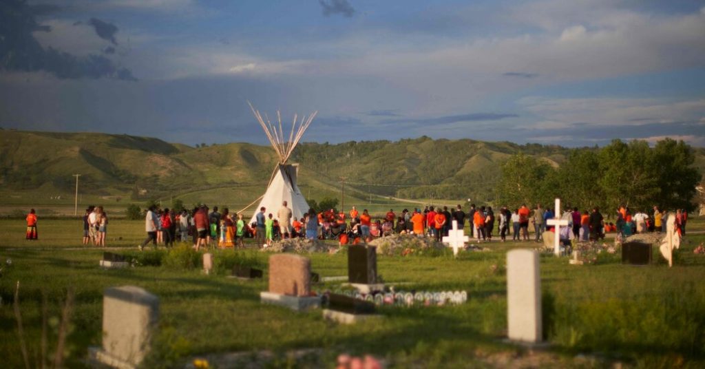 Výzvy ke zrušení oslav Dne Kanady po objevení neoznačených hrobů