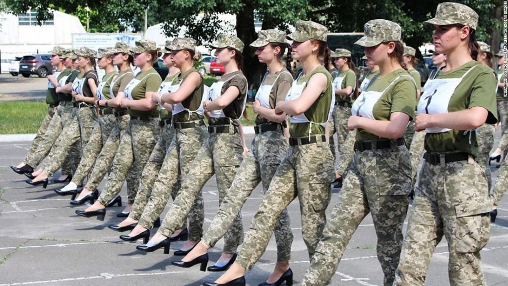 Rozhodnutí ukrajinské armády přimět vojáčky k nošení vysokých podpatků vyvolalo odpor