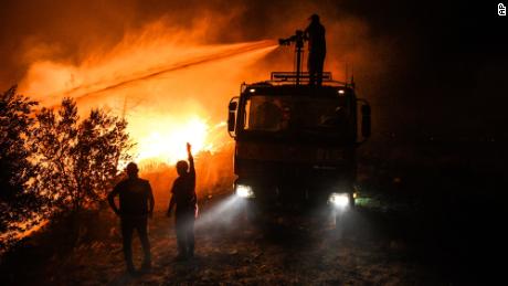 Hasiči se snaží dostat požár pod kontrolu ve vesnici Kerli poblíž města Manavgat v provincii Antalya začátkem pátku 30. července.