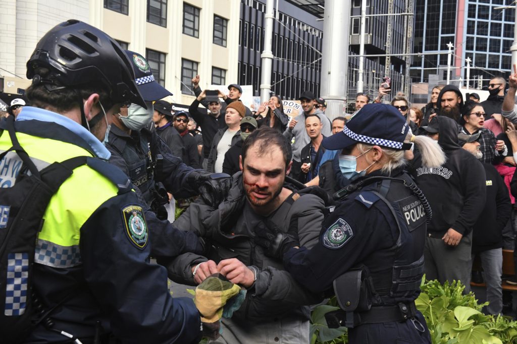 Tisíce protestovaly proti uzamčení v Sydney, mnoho zatčeno