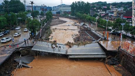 Počet obětí stoupá, když dojíždějící vyprávějí hrůzu z povodní v čínském metru