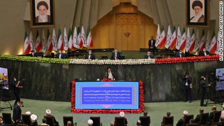 Nově zvolený íránský prezident Ebrahim Raisi (uprostřed) hovoří na slavnostním slibu íránského parlamentu v hlavním městě Teheránu 5. srpna 2021.