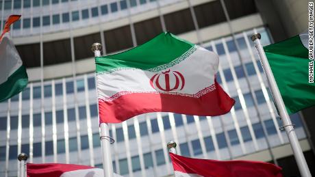 Íránská vlajka se objevuje před budovou sídla Mezinárodní agentury pro atomovou energii 24. května 2021 ve Vídni v Rakousku. 