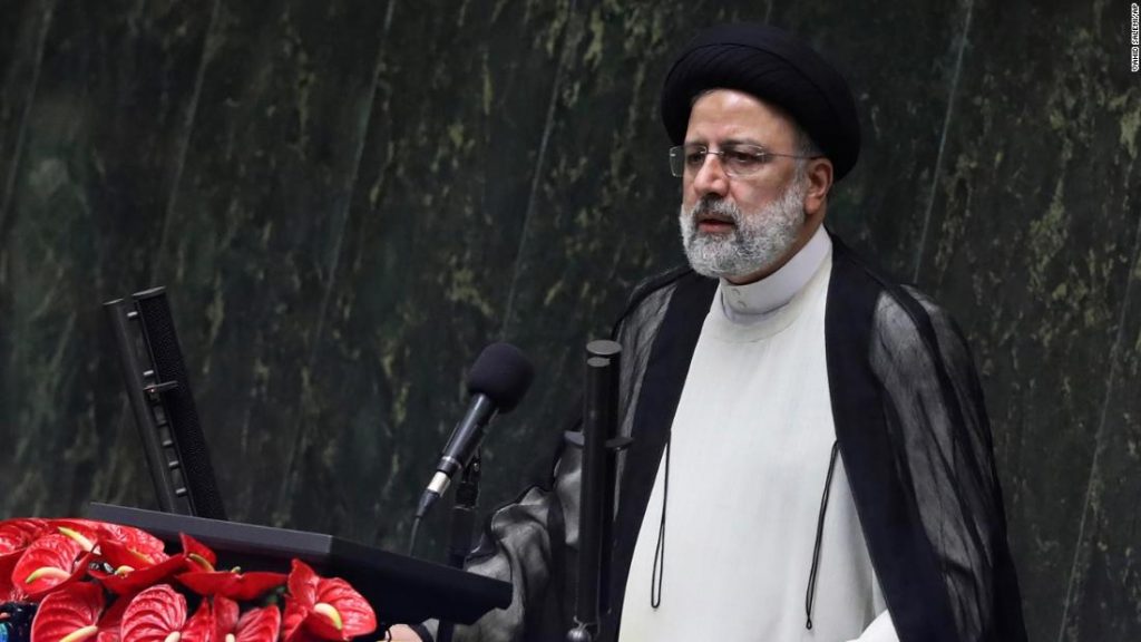 Naděje na oživení íránských jaderných rozhovorů slábne uprostřed zpoždění, když se do úřadu dostává nový prezident tvrdé linie