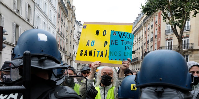 Protestující proti očkování se střetávají s policií během protestu proti vakcíně a očkovacím pasům v Paříži ve Francii v sobotu 7. srpna 2021.