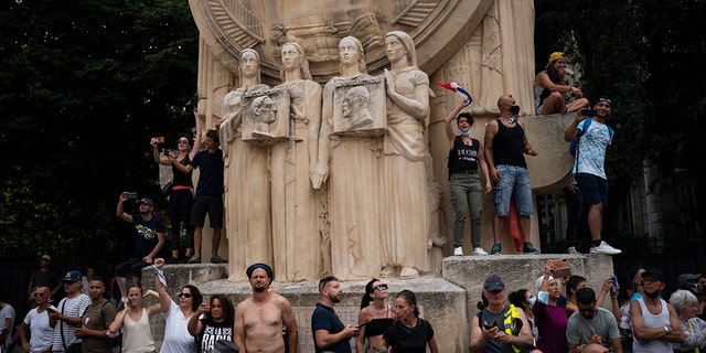 Demonstranti zpívají chorály během demonstrace v Marseille v jižní Francii v sobotu 7. srpna 2021.