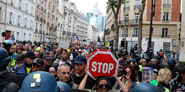 Protestující proti očkování se shromažďují během demonstrace v Paříži ve Francii v sobotu 7. srpna 2021.