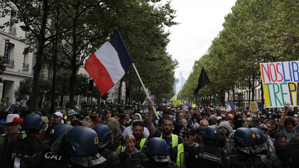 Tisíce demonstrantů se tlačí v pařížských ulicích navzdory očkovacímu pasu COVID-19: „Naše svobody umírají“