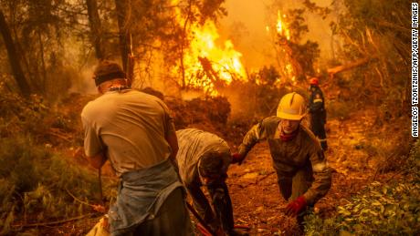 Řecko čelí & # 39;  Katastrofa nebývalých rozměrů & # 39;  Krajinu sužují lesní požáry