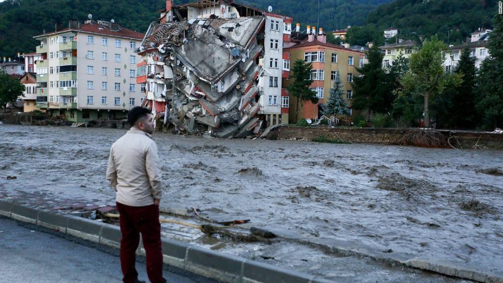 Turecko: Černé moře zasáhly rozsáhlé záplavy, při nichž zemřelo 17 lidí