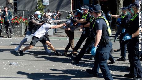 Policie stříká pepřový sprej na protestující v Melbourne.