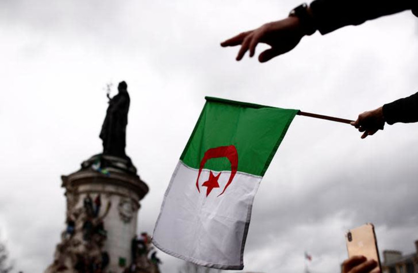 Alžírsko podle Lapida přerušuje styky s Marokem kvůli "nepřátelským činům"