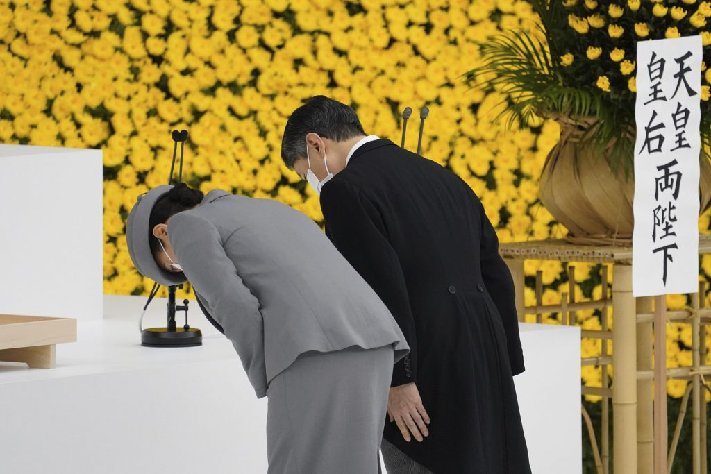 Japonsko slaví 76. výročí porážky druhé světové války;  Žádná omluva Suga