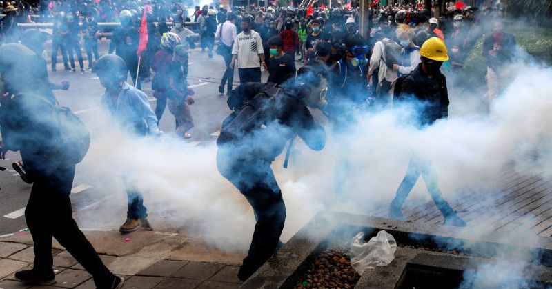 Thajští protivládní demonstranti se střetli s policií v Bangkoku