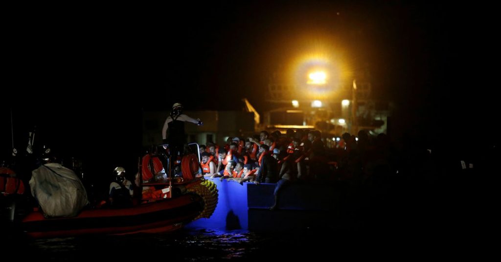 Záchranáři vytáhli 394 migrantů z nebezpečně přeplněného člunu z Tuniska
