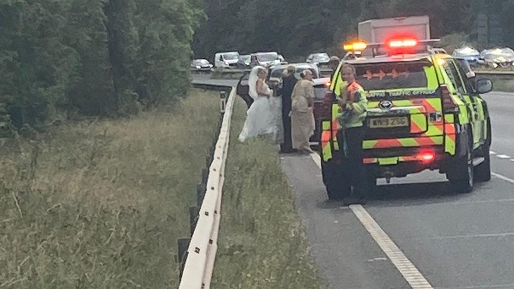Policie zachránila nevěstu poté, co se jí na cestě na svatbu porouchalo auto