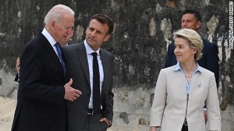 Prezident Joe Biden, prezident Francie, Emmanuel Macron a Evropská komise Ursula von der Leyen hovoří během summitu G7 11. června 2021.