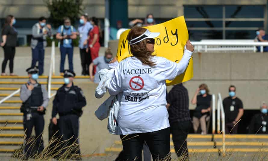 Žena protestuje proti povinnému očkování proti Covid-19 mimo nemocnici Royal Alexandra Hospital v Edmontonu.