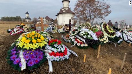 Čerstvě pohřbené hroby na největším hřbitově jsou v Suceavě na severovýchodě Rumunska, kde je třetí nejvyšší úmrtnost na covid-19 v zemi.