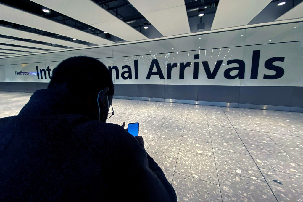 Muž čeká v mezinárodní příletové hale na londýnském letišti Heathrow v pátek 26. listopadu 2021. 