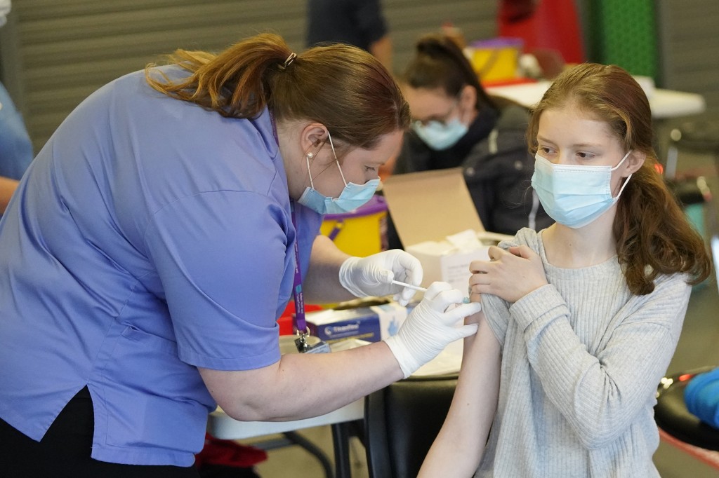 Zdravotní sestra Amanda Sherwoodová dodává vakcínu proti Covid-19 16leté Rachel McDowellové v Pop-up centru Just the Jab Immunization na Kinspan Ulster Rugby Stadium v ​​Belfastu.  Datum focení: Sobota 27.11.2021.