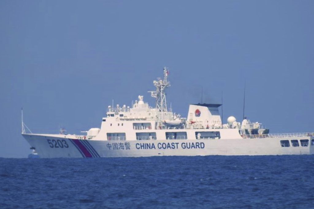Čínská pobřežní stráž blokuje filipínské lodě ve sporném moři