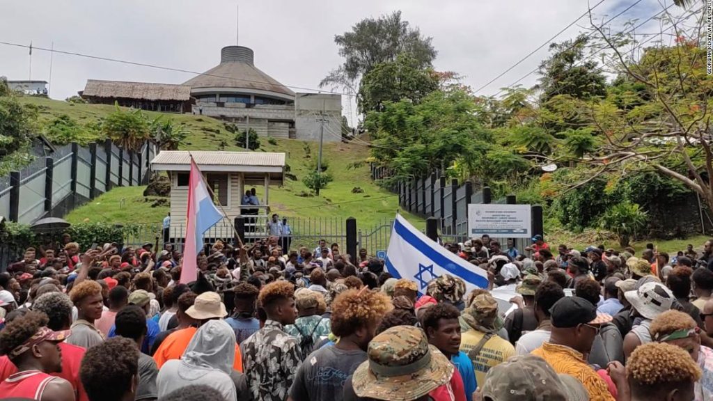Poté, co se protesty staly násilnými, jsou Šalamounovy ostrovy na 36 hodin uzavřeny