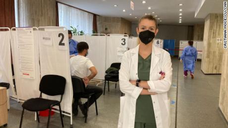 Doktorka Alexandra Montino, na snímku v očkovacím centru Palatul Kopelor v Bukurešti 16. listopadu, je připravena očkovat co nejvíce lidí – kdyby se jen objevili.